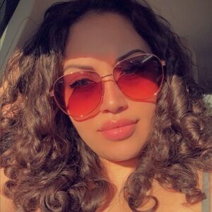 Meet your Posher, Emmi